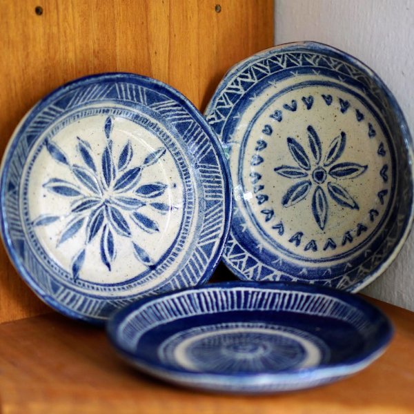 Modře namalované nádobí vám naglazuji transparentní glazurou, aby bylo nejen krásné, ale i odolné a funkční.