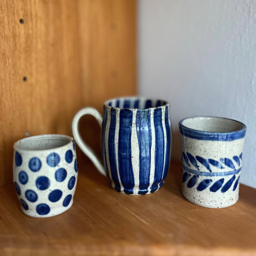 Modře namalované nádobí vám naglazuji transparentní glazurou, aby bylo nejen krásné, ale i odolné a funkční.